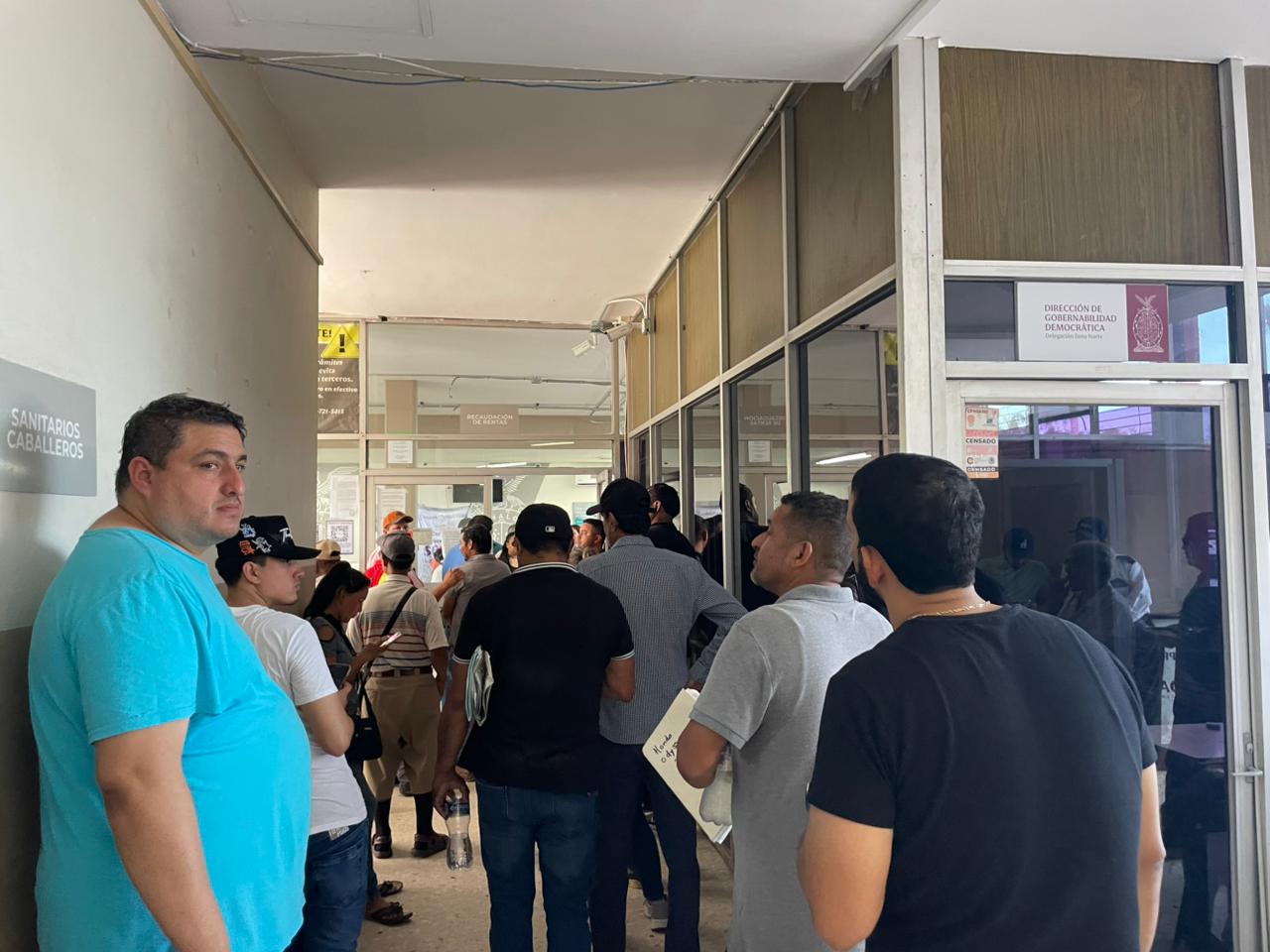 Gran afluencia de personas en la Recaudación de Rentas en Los Mochis.