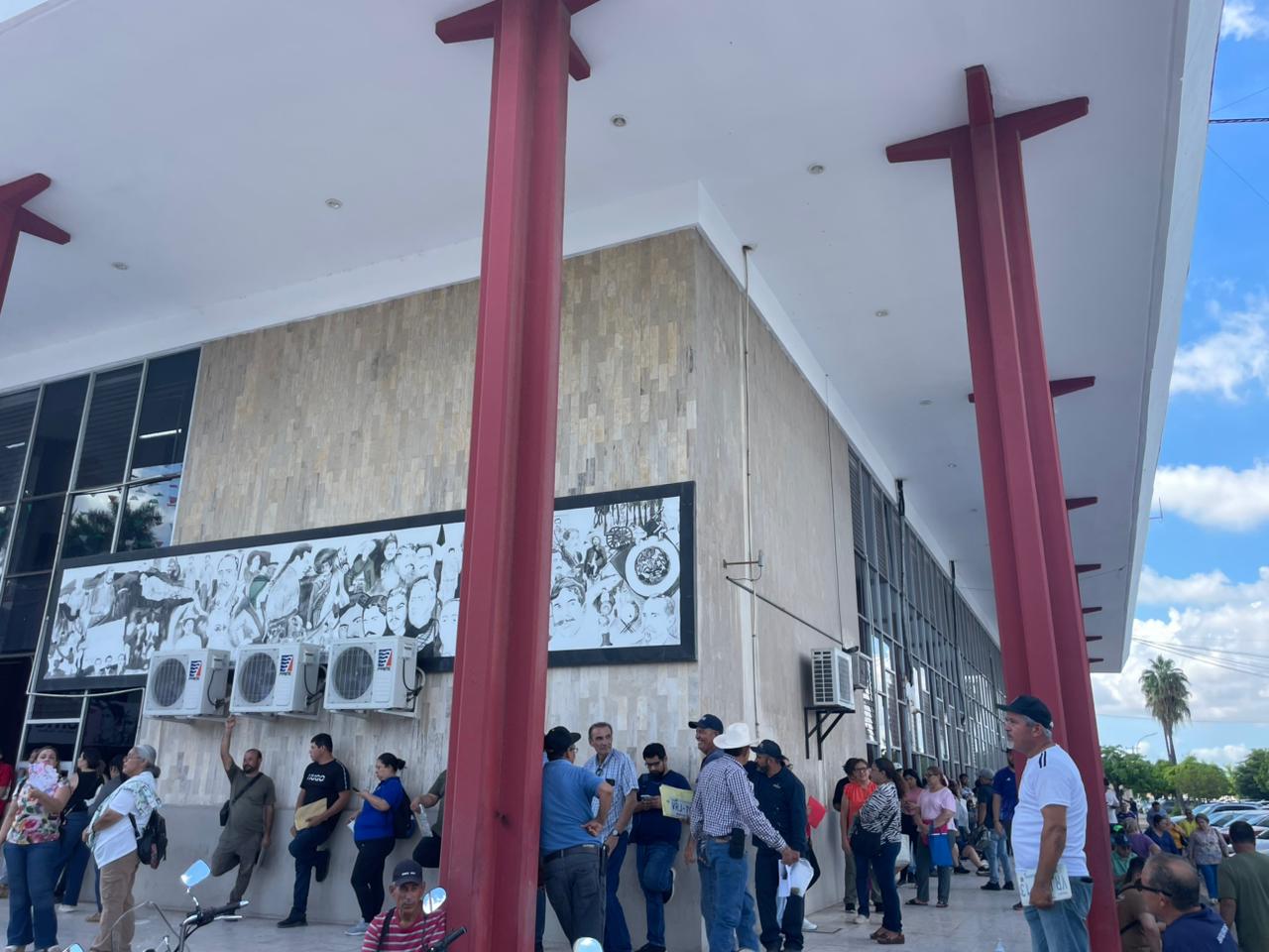 Gran afluencia de personas en la Recaudación de Rentas en Los Mochis.