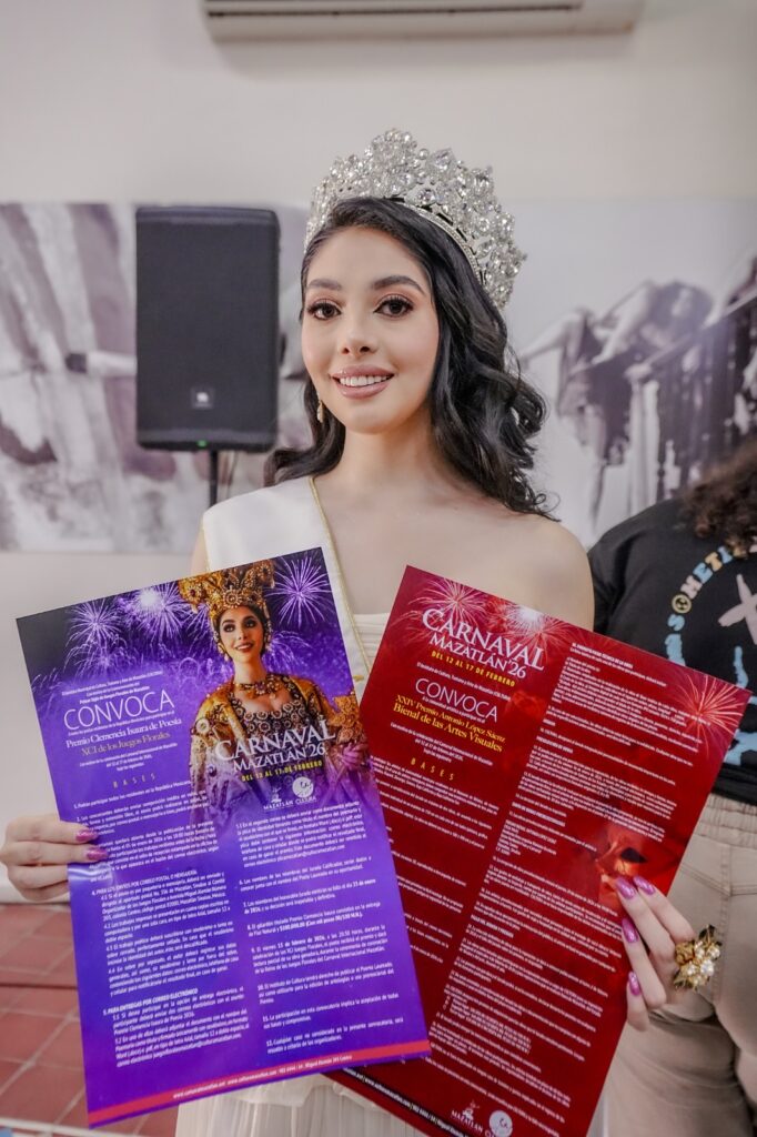 Desiré Ayón, Reina de los Juegos Florales del Carnaval Internacional de Mazatlán 2025, mostrando la convocatoria para el premio Clemencia Isaura de Poesía 2026.