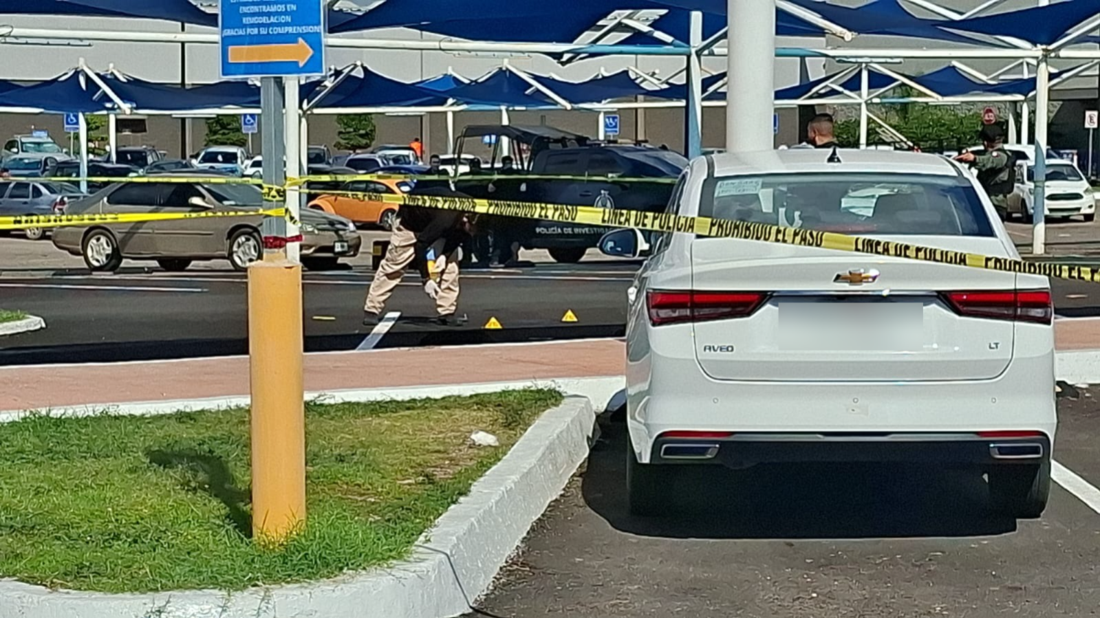 Reportan balazos y “levantón” de dos hombres afuera de tienda departamental de La Marina en Mazatlán