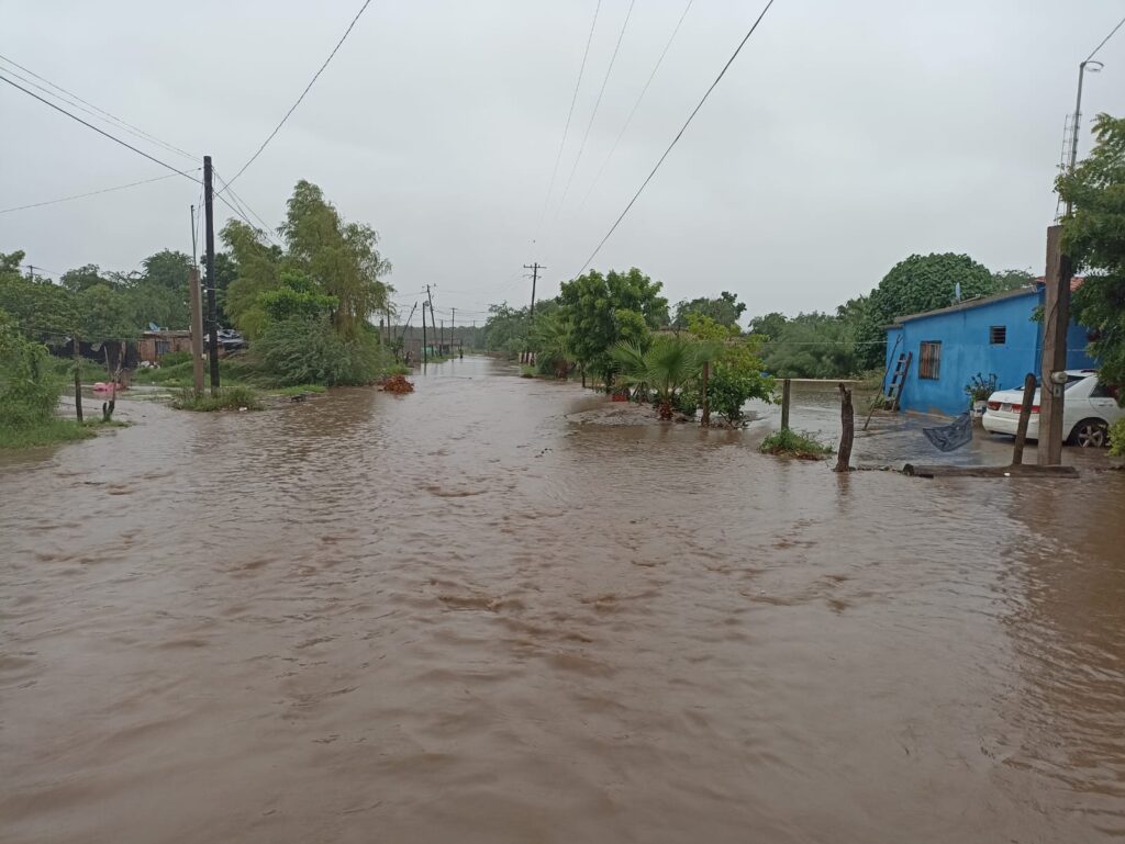 Reportan inundaciones, canales repletos y hasta el agua dentro de las casas en El Carrizo, Ahome
