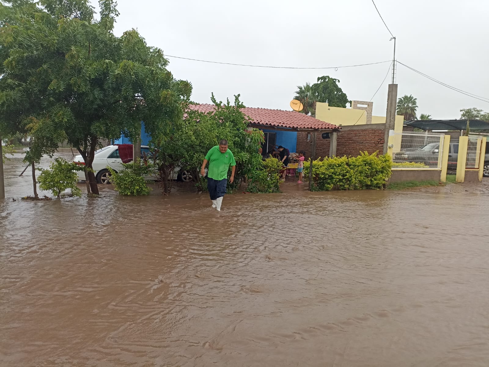Reportan inundaciones, canales repletos y hasta el agua dentro de las casas en El Carrizo, Ahome