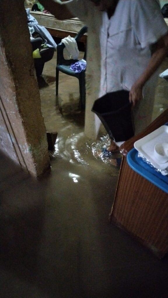 Reportan inundaciones, canales repletos y hasta el agua dentro de las casas en El Carrizo, Ahome