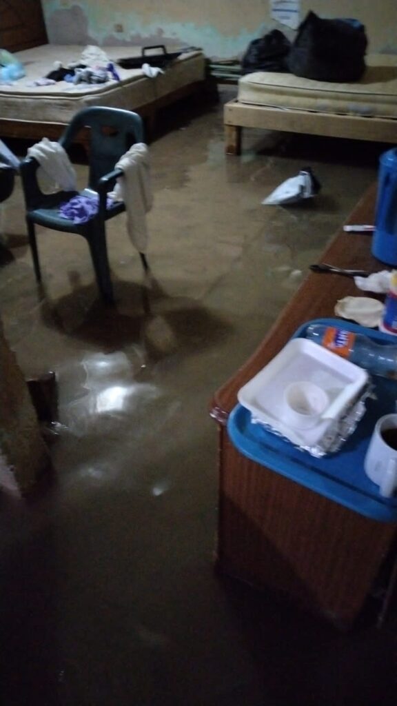 Reportan inundaciones, canales repletos y hasta el agua dentro de las casas en El Carrizo, Ahome