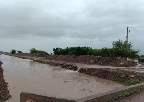 Reportan inundaciones, canales repletos y hasta el agua dentro de las casas en El Carrizo, Ahome