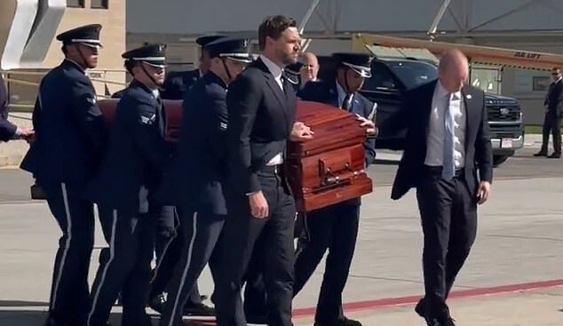 J.D. Vance acompaña el ataúd de Charlie Kirk en su traslado a bordo del avión vicepresidencial