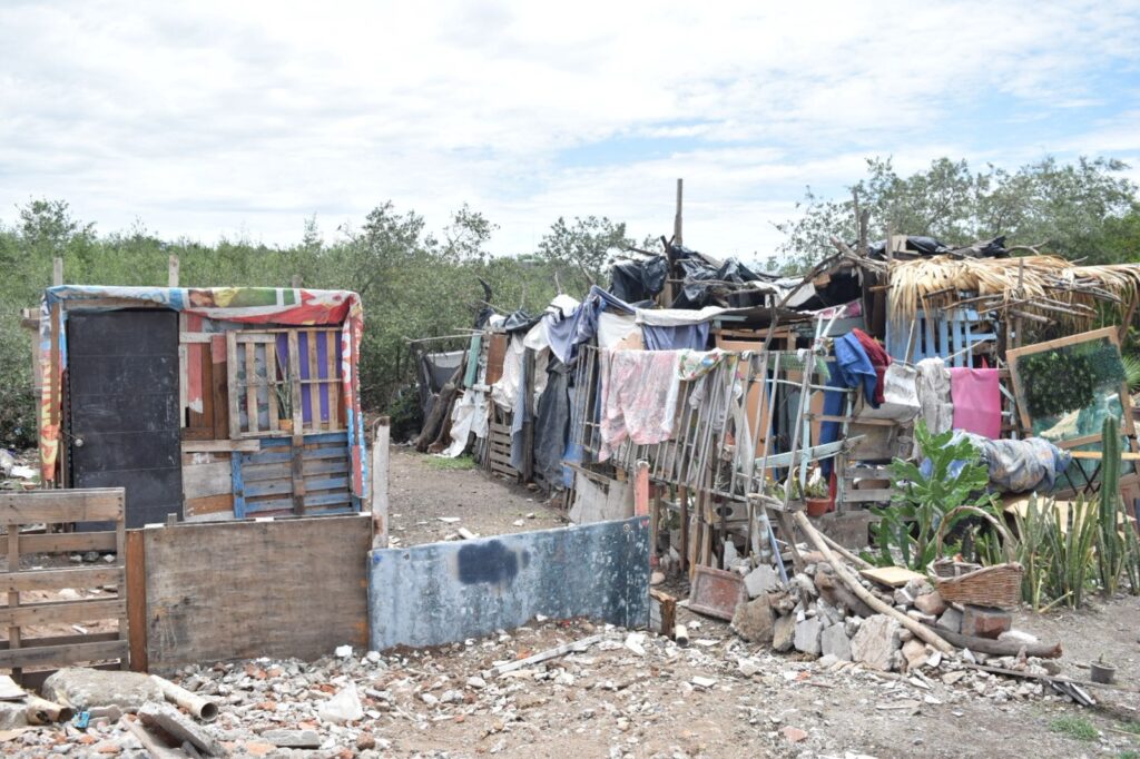 Retiro de viviendas improvisadas en Estero del Infiernillo, en Mazatlán