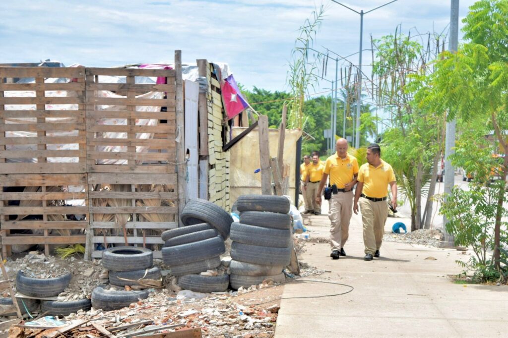 Retiro de viviendas improvisadas en Estero del Infiernillo, en Mazatlán