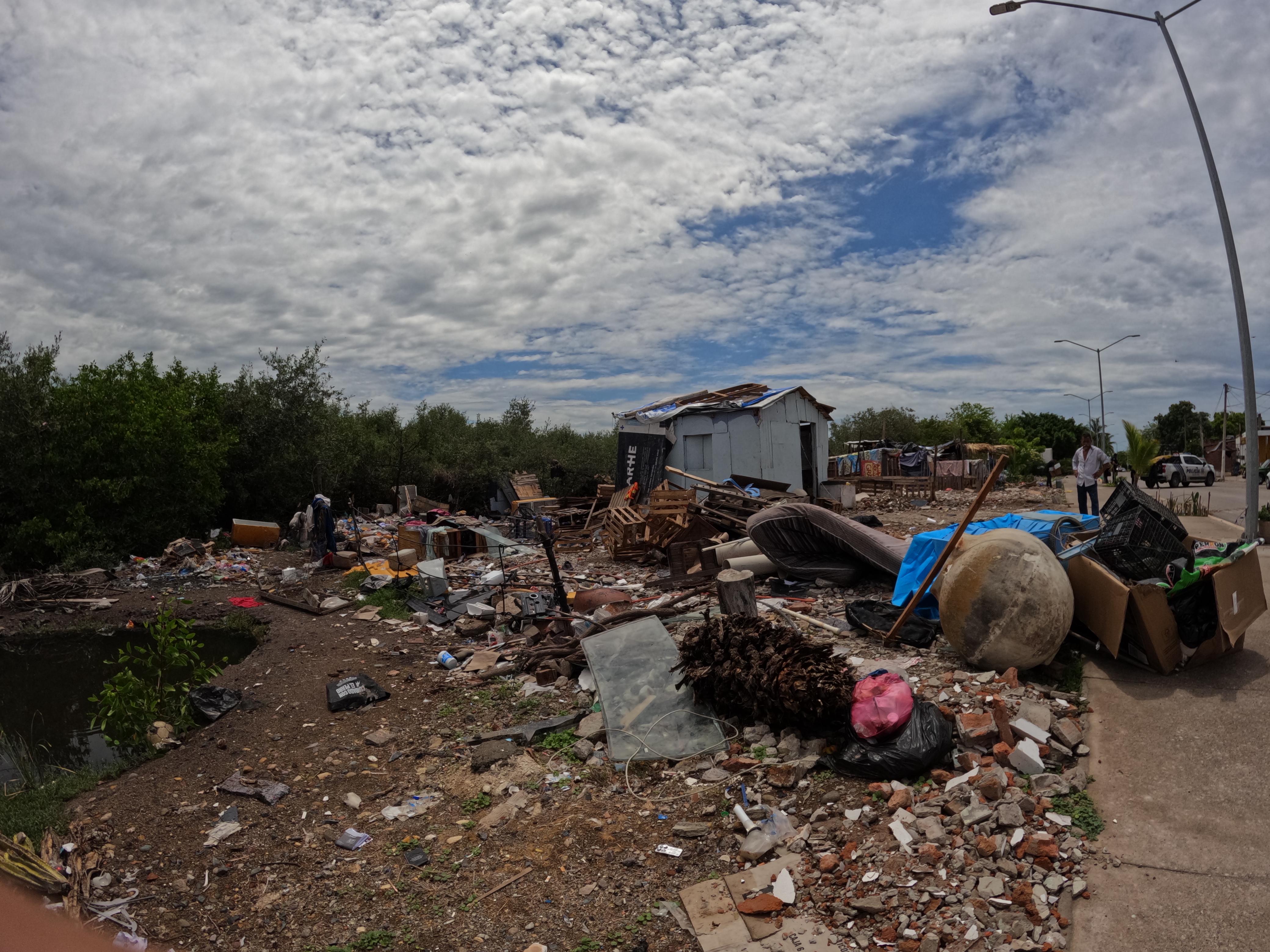 Retiro de viviendas improvisadas en Estero del Infiernillo, en Mazatlán