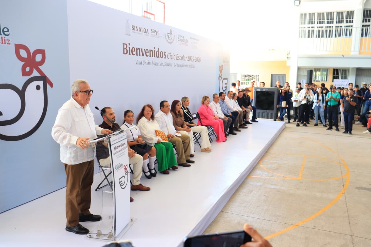 Rocha Moya dando inicio al nuevo ciclo escolar en la primaria Sixto Osuna en Villa Unión.