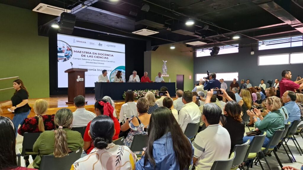 Rocha Moya inaugura la maestría en Docencia en la UPES para la profesionalización de maestros
