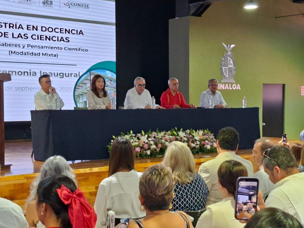 Rocha Moya inaugura la maestría en Docencia en la UPES para la profesionalización de maestros