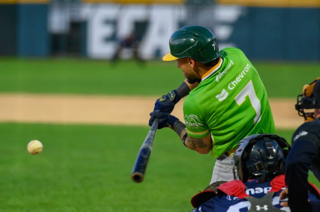 De tres carreras fue el cuadrangular de Rodolfo Amador en el triunfo de 14-3 sobre Viza Bros