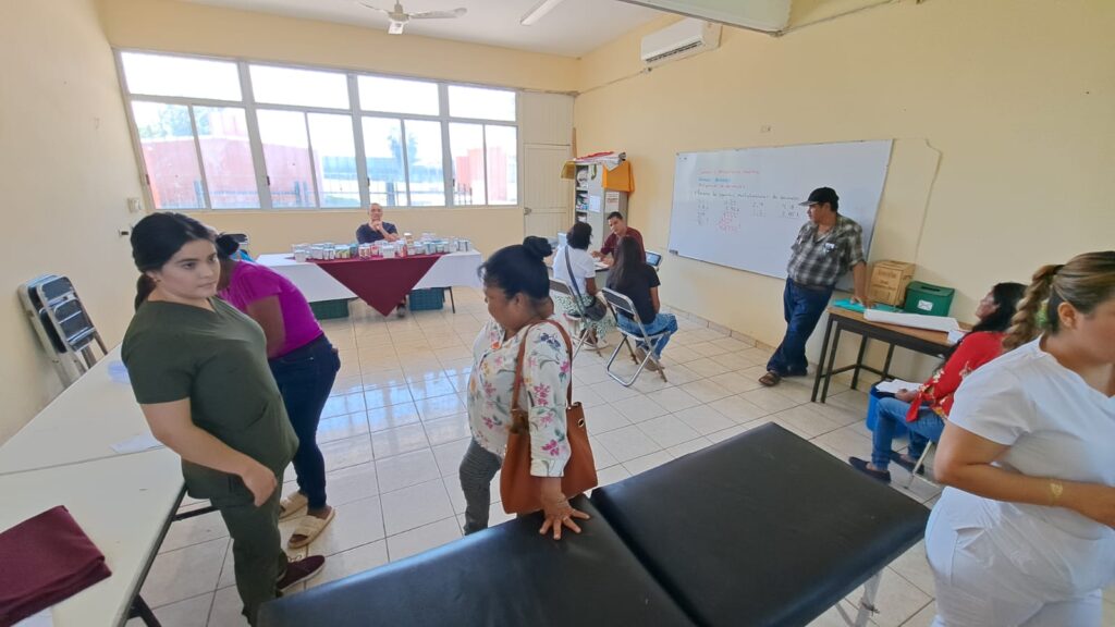 Salud Municipal de Ahome atiende gratis a personas y sus mascotas