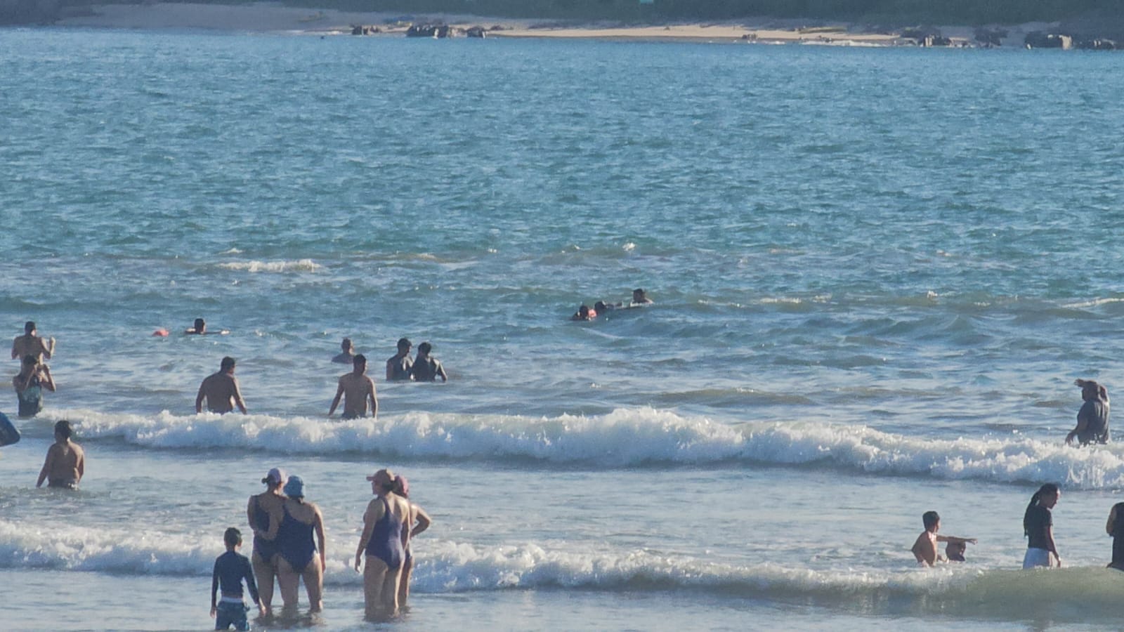 Salvavidas de Mazatlán rescatan a tres bañistas; uno fue llevado a un hospital