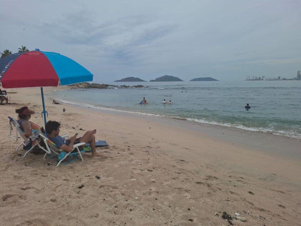 Salvavidas se mantienen en alerta por efectos “Lorena” en las costas de Mazatlán
