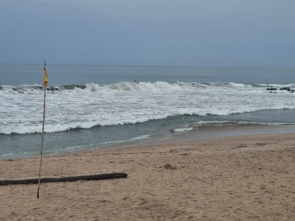 Salvavidas se mantienen en alerta por efectos “Lorena” en las costas de Mazatlán