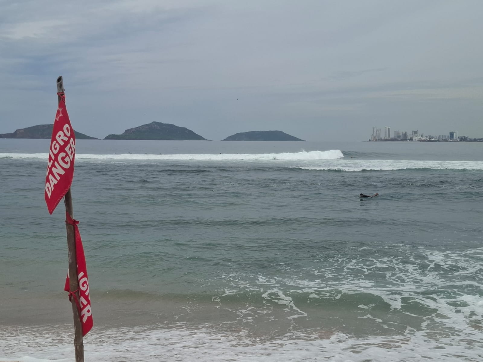 Salvavidas se mantienen en alerta por efectos “Lorena” en las costas de Mazatlán