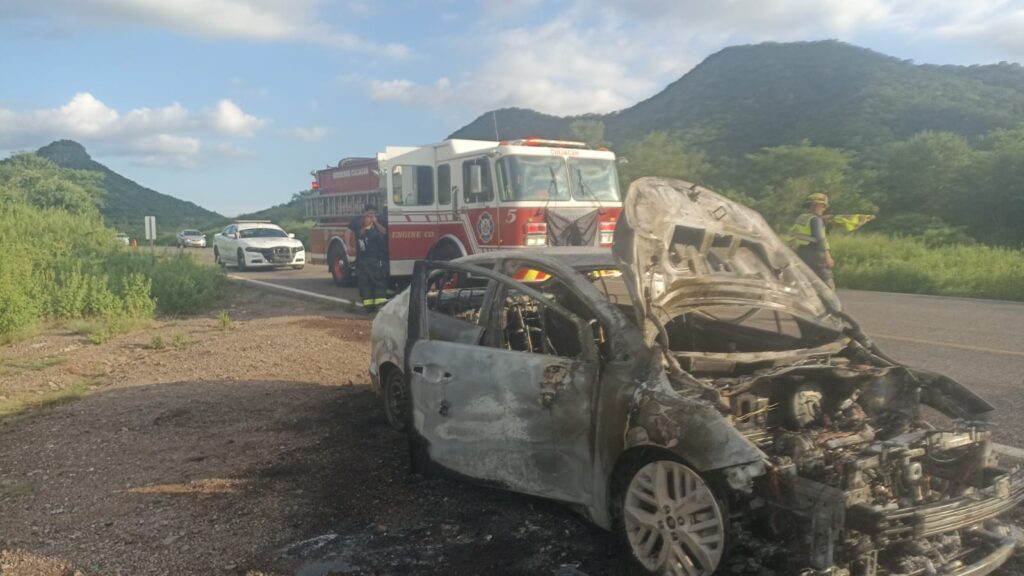 Se incendia vehículo en la México 15 al norte de Culiacán