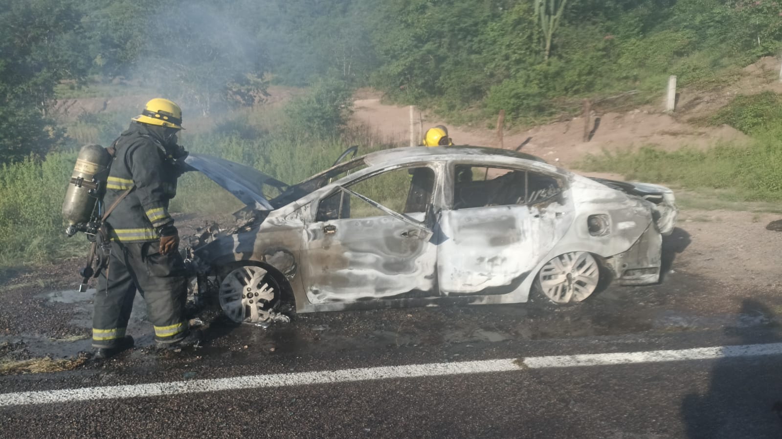 Se incendia vehículo en la México 15 al norte de Culiacán