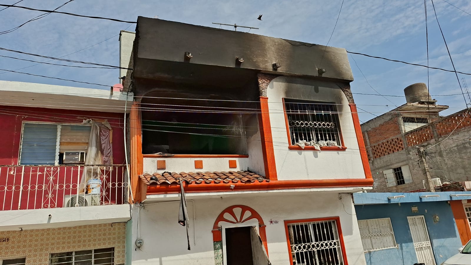 Se incendia vivienda de la colonia Gabriel Leyva tras fuerte explosión en Mazatlán