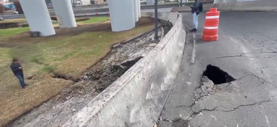 Se forma socavón en el Puente de la Concordia, Iztapalapa; niegan relación con explosión de pipa