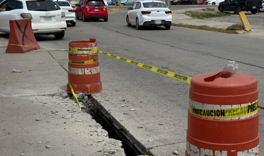 Socavón en la avenida Santa Rosa en Mazatlán