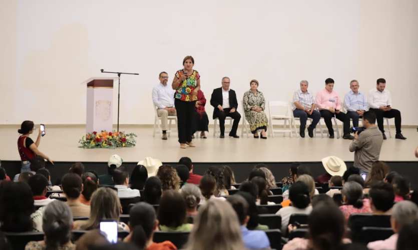 Teresa Guerra Ochoa en la asamblea informativa realizada en el Centro Cultural Guasave