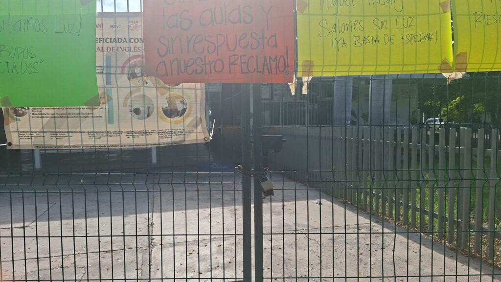 Toma de la Escuela Primaria Miguel Hidalgo en Los Mochis