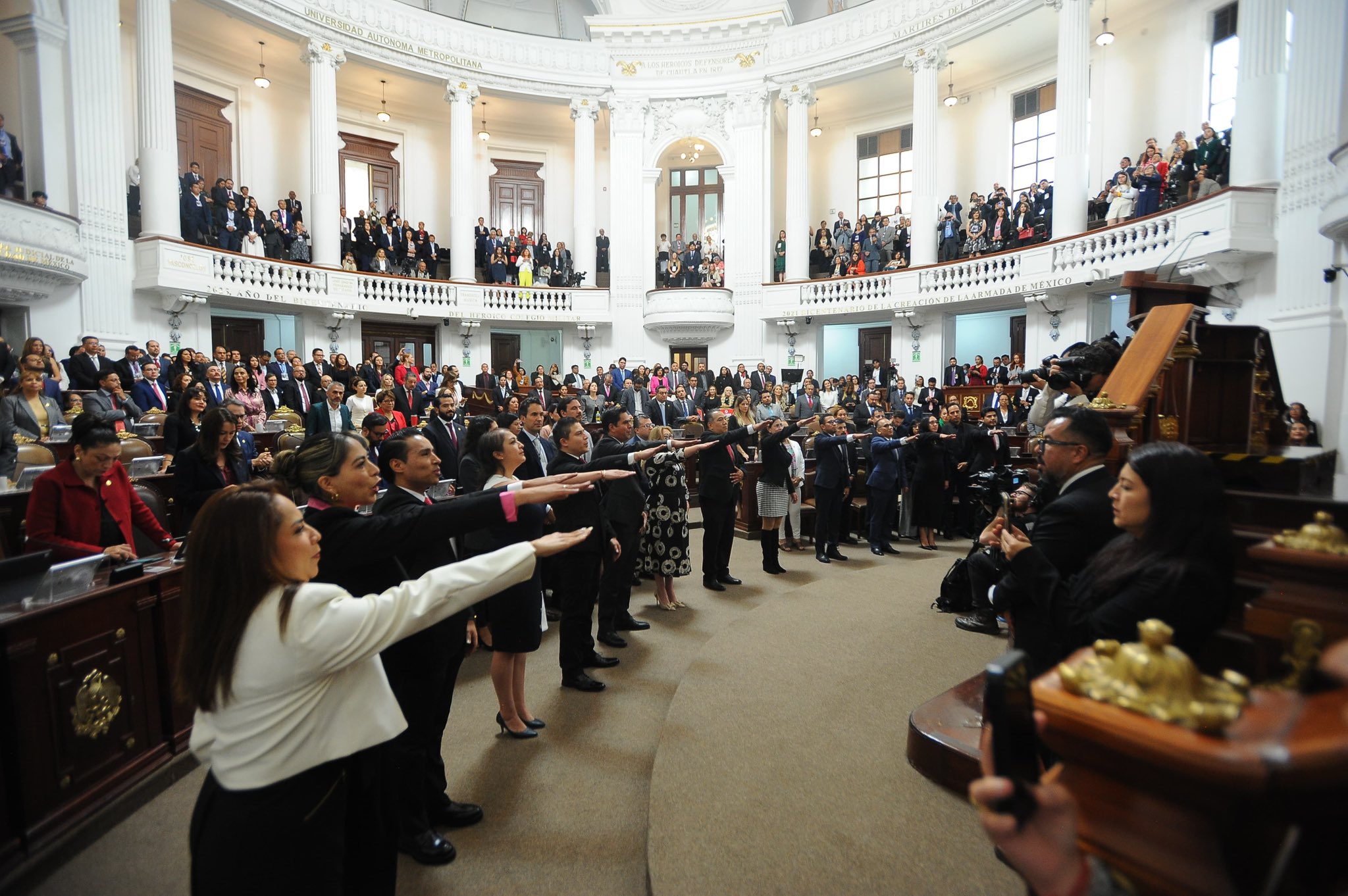 Toman protesta 137 jueces y magistrados en el Congreso de CDMX