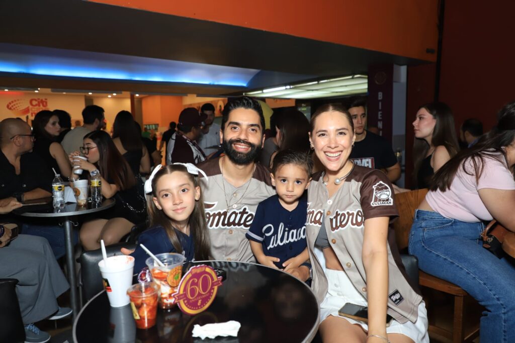 Tomateros de Culiacán presenta ante su afición sus jerseys para la temporada 2526