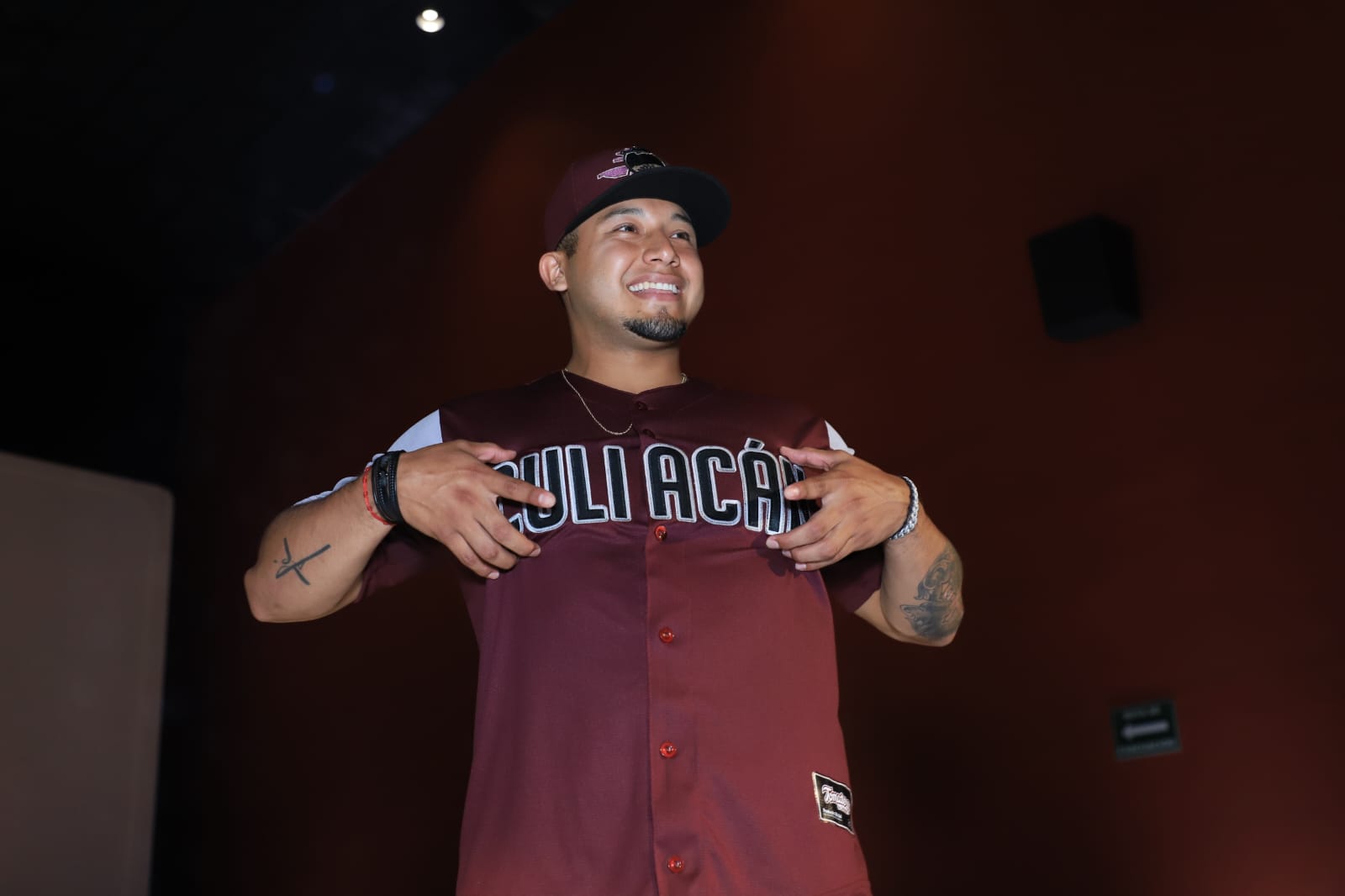 Tomateros de Culiacán presenta ante su afición sus jerseys para la temporada 2526