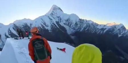 Trágica caída de excursionista en China; murió mientras intentaba tomarse una selfie