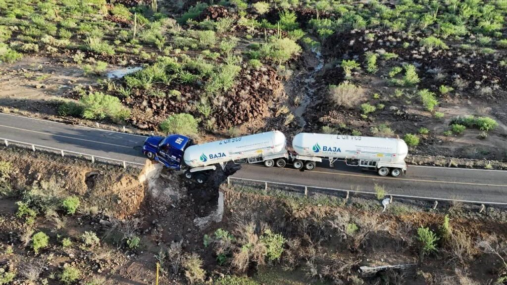 Tráiler con gas LP queda atrapado tras colapso carretero por lluvias en BCS