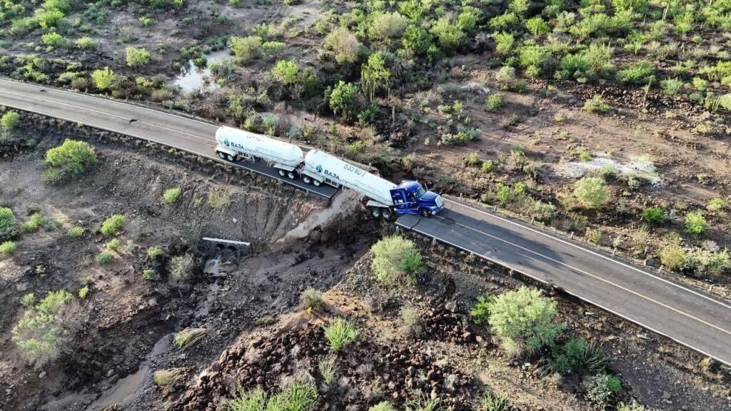 Tráiler con gas LP queda atrapado tras colapso carretero por lluvias en BCS