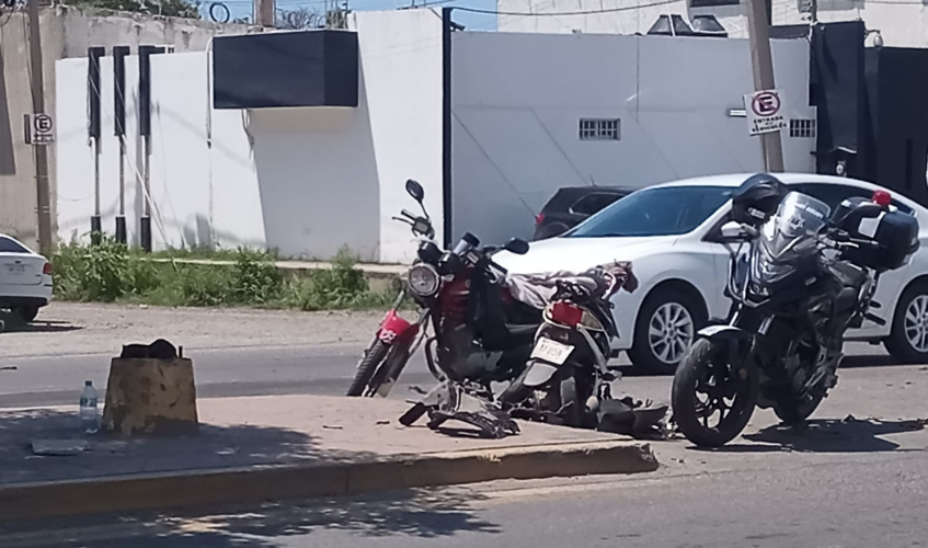 Motocicleta resulta dañada tras sufrir un choque