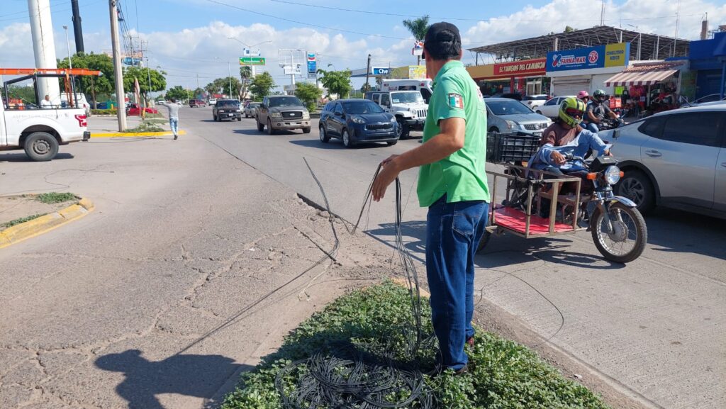 Tráiler se lleva dos postes de madera en Los Mochis y uno le cae a un vehículo