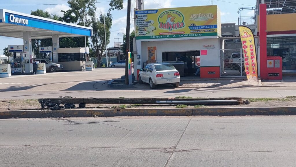 Tráiler se lleva dos postes de madera en Los Mochis y uno le cae a un vehículo