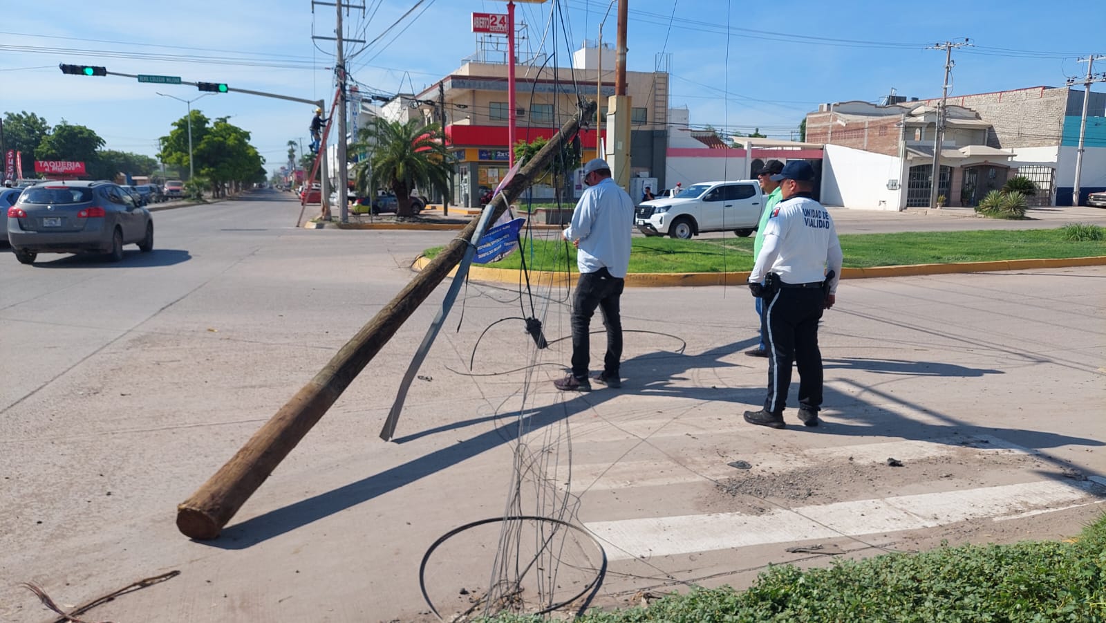 Tráiler se lleva dos postes de madera en Los Mochis y uno le cae a un vehículo
