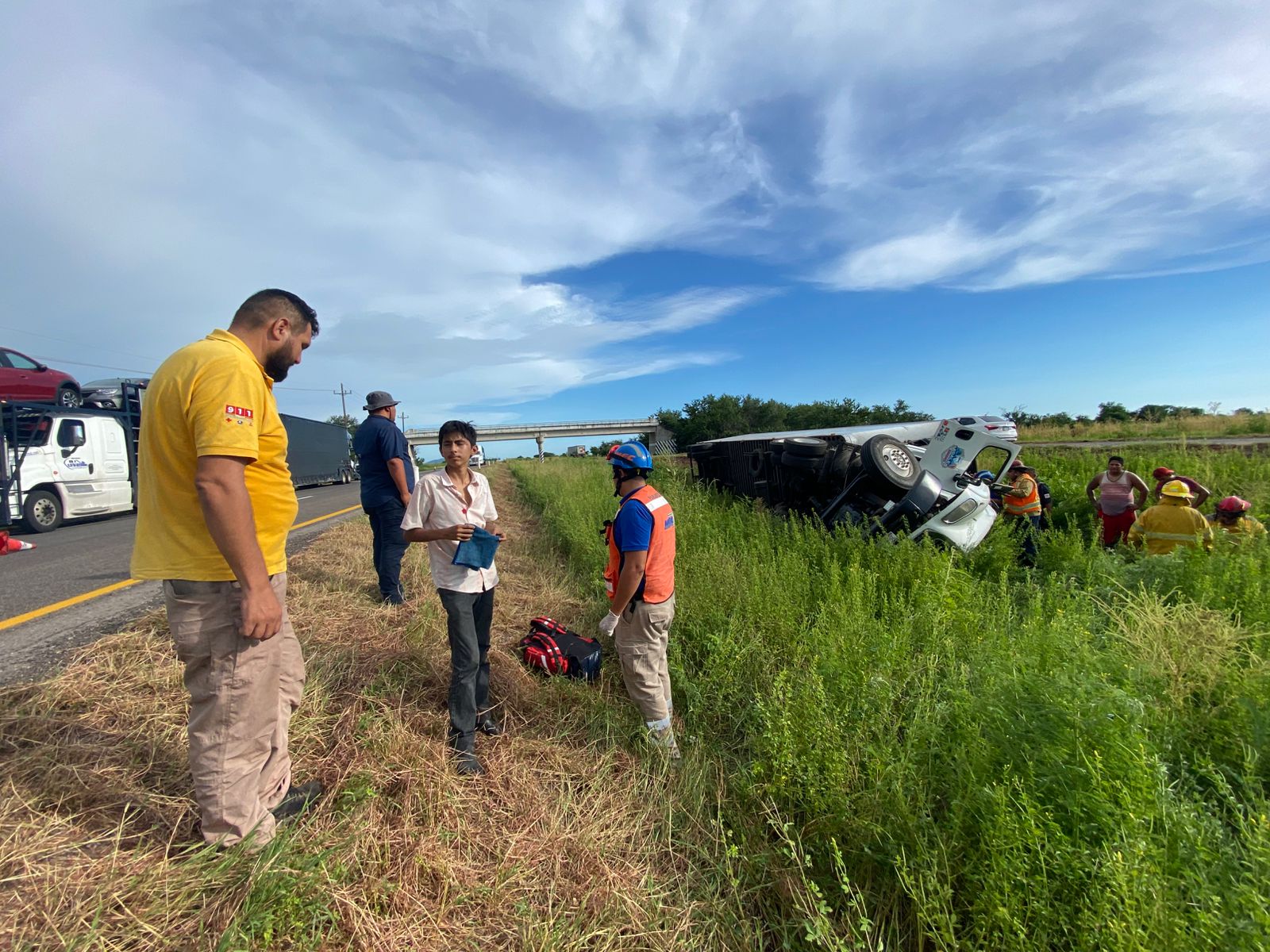 Tráiler termina volcado en el kilómetro 92 de la autopista Mazatlán-Culiacán, cerca de la Cruz de Elota