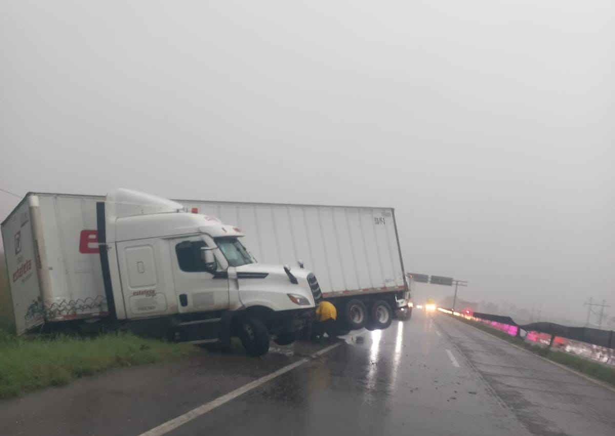 Trailero sufre aparatoso choque sobre la carretera México 15 en Guasave