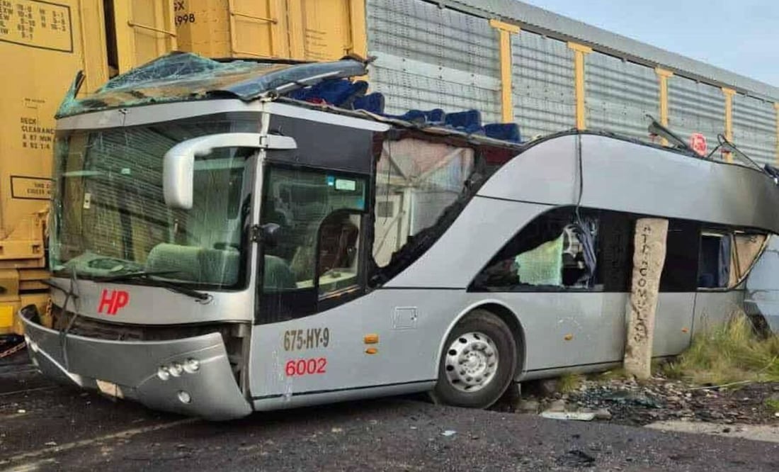 VIDEO: Autobús es embestido por el tren en Atlacomulco, Edomex: hay 8 muertos y 45 heridos