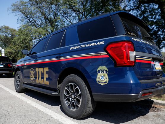 Trump endurece redadas y reta a ciudades santuario; inician operativos en Chicago y Boston