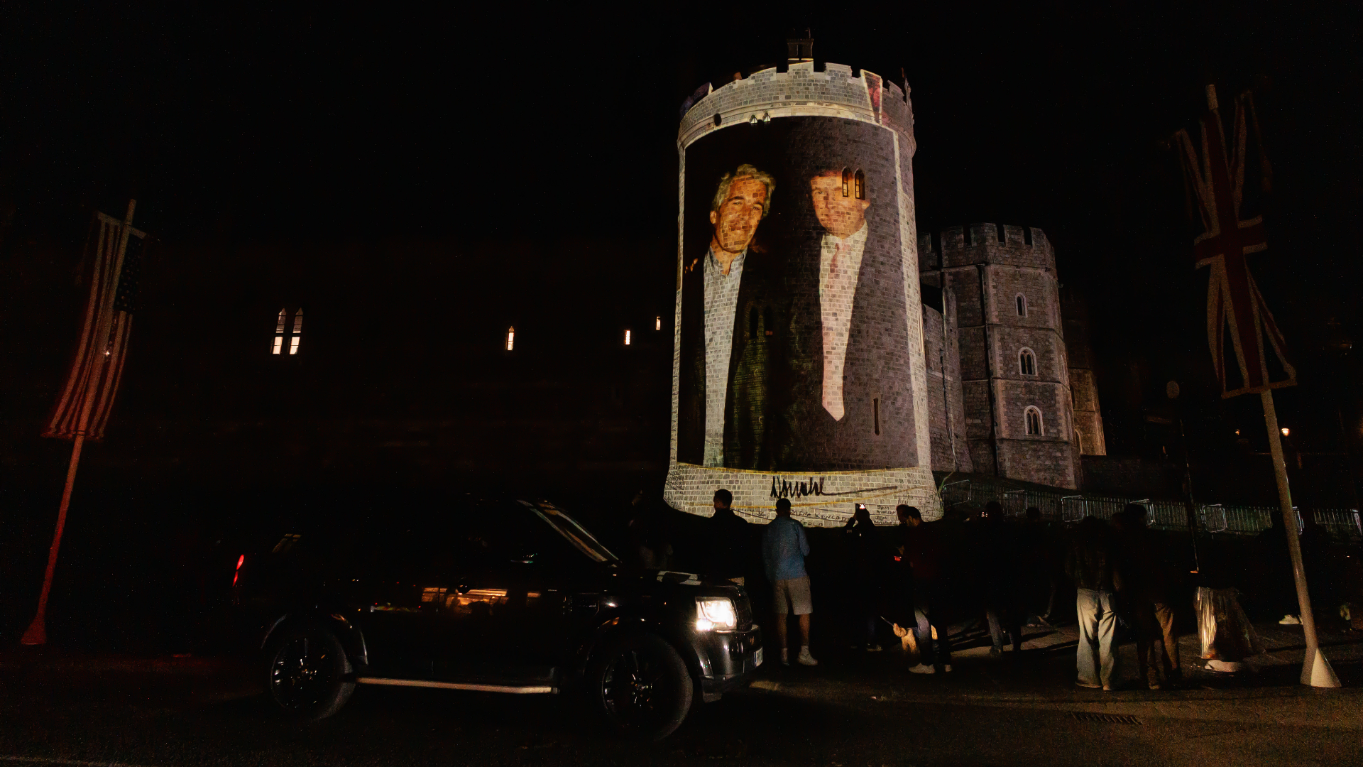 Proyectan fotos de Trump junto a Jeffrey Epstein durante su visita al castillo de Windsor: VIDEO