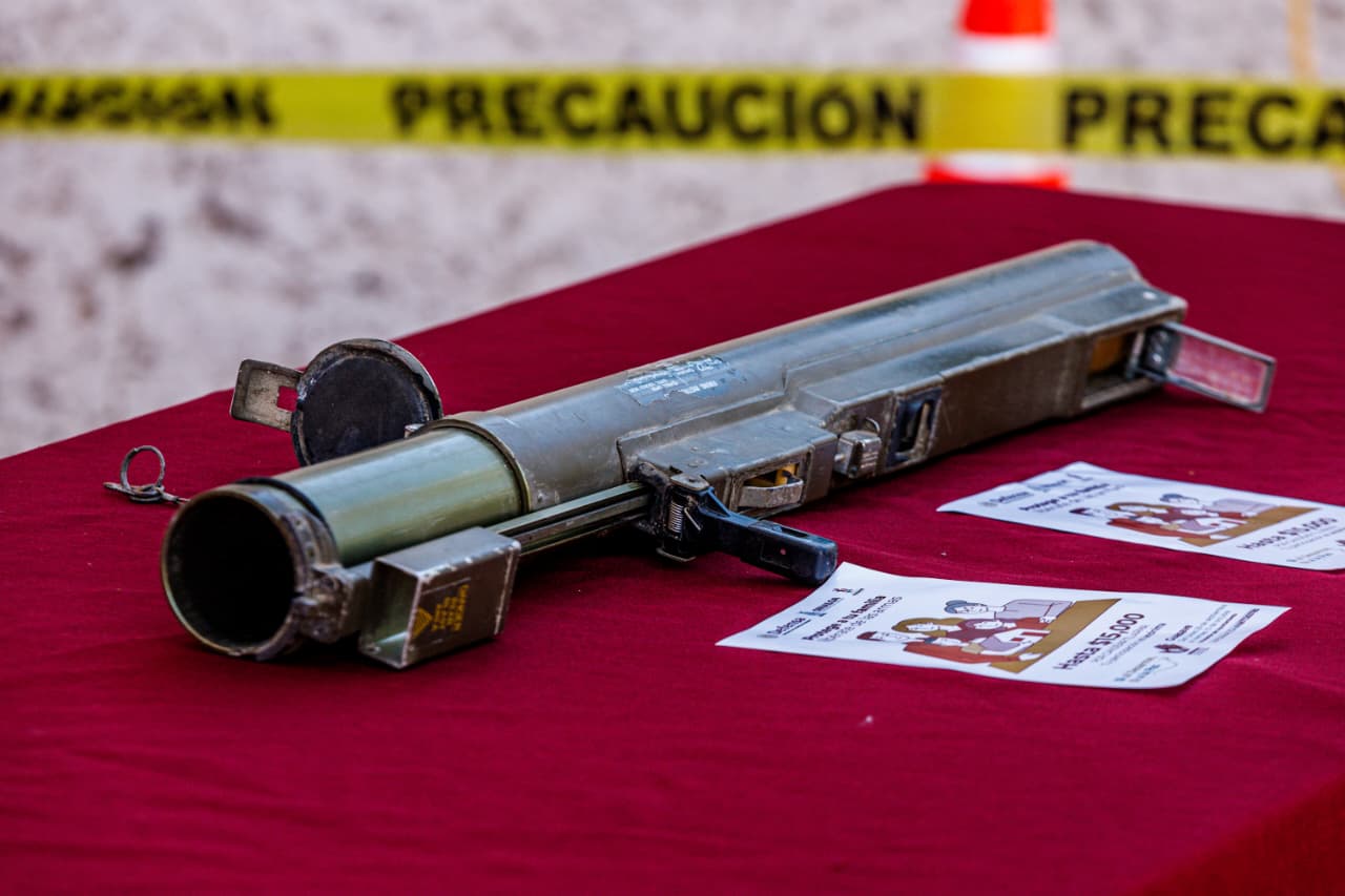 Un lanzacohetes, reemplazo de la bazuca, entregan en módulo de desarme en Guasave