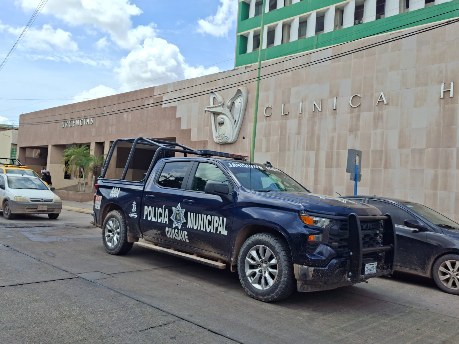 Policía Municipal de Guasave afuera del área de urgencias del IMSS Guasave.