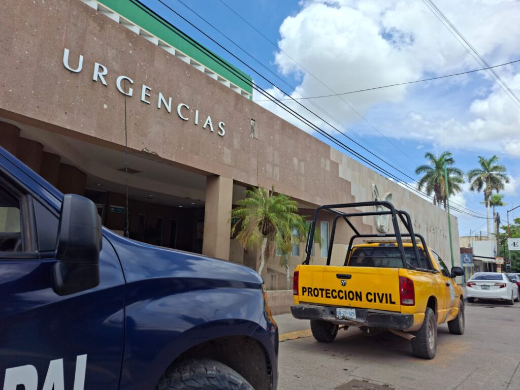 Autoridades a las afueras del área de urgencias.