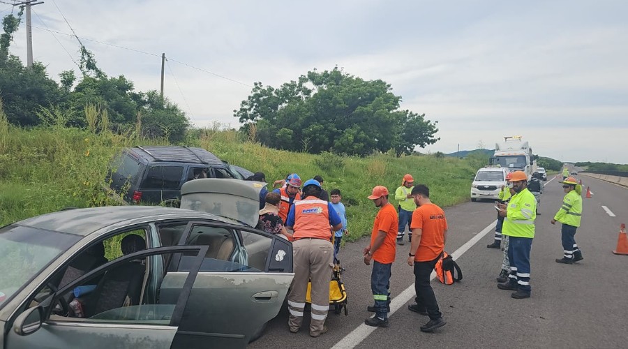 Volcadura en autopista Mazatlán-Culiacán deja a nna menor y tres adultos lesionados