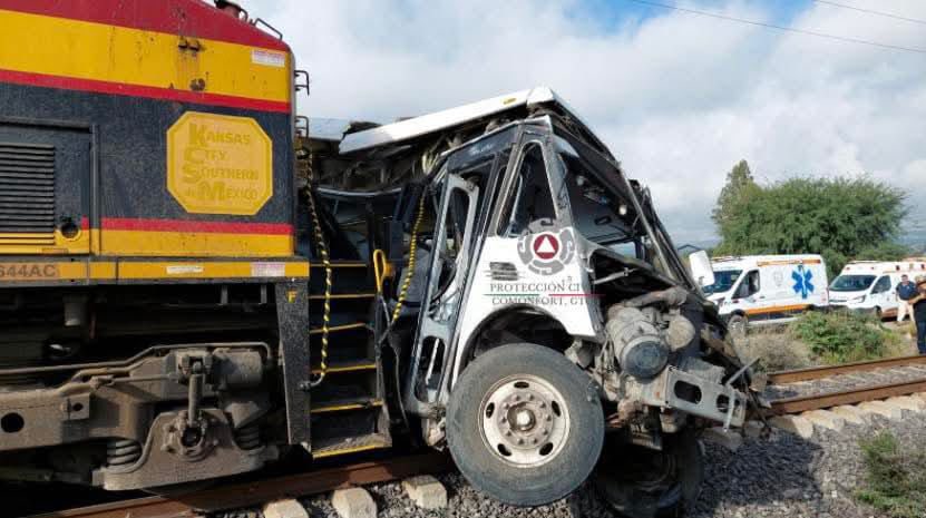 Tren arrolla autobús de pasajeros en Guanajuato