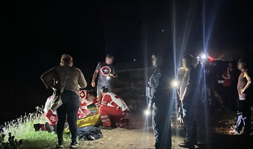 Paramédicos de Cruz Roja brindan primeros auxilios a jóvenes accidentados